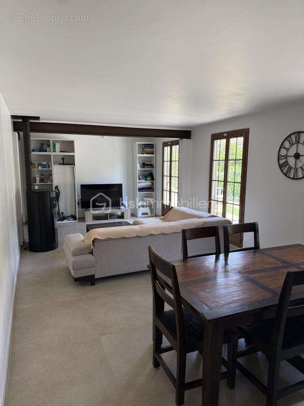 Propriété d'Exception - Quartier Résidentiel de PÉLISSANNE (DEPT13) - Villa Type 8 - 170 m2 - Terrain Arboré,Sécurisé - 1500M2 - - photo 12