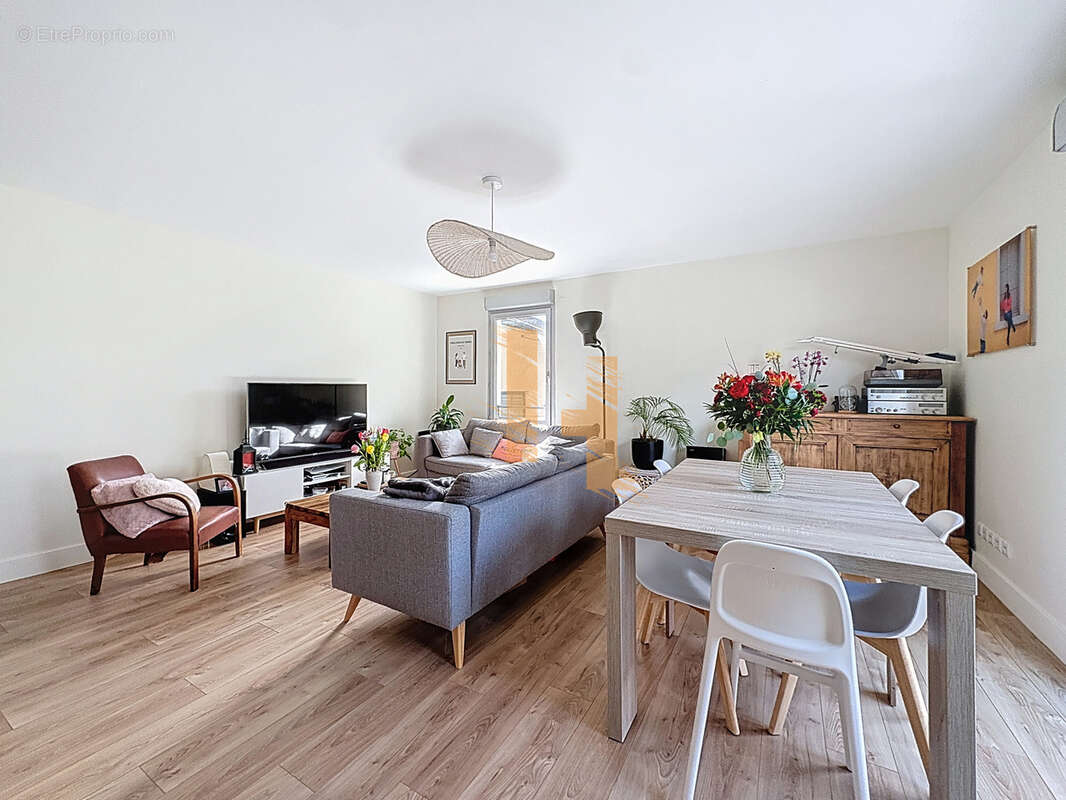 Appartement à NEYRON