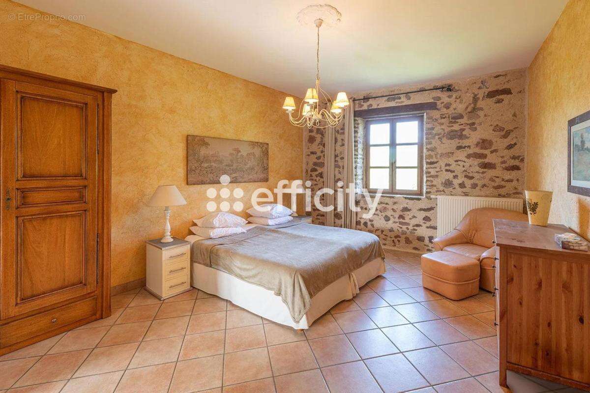 Maison 678 m² à Saint-Marcel-Campes  - photo 8