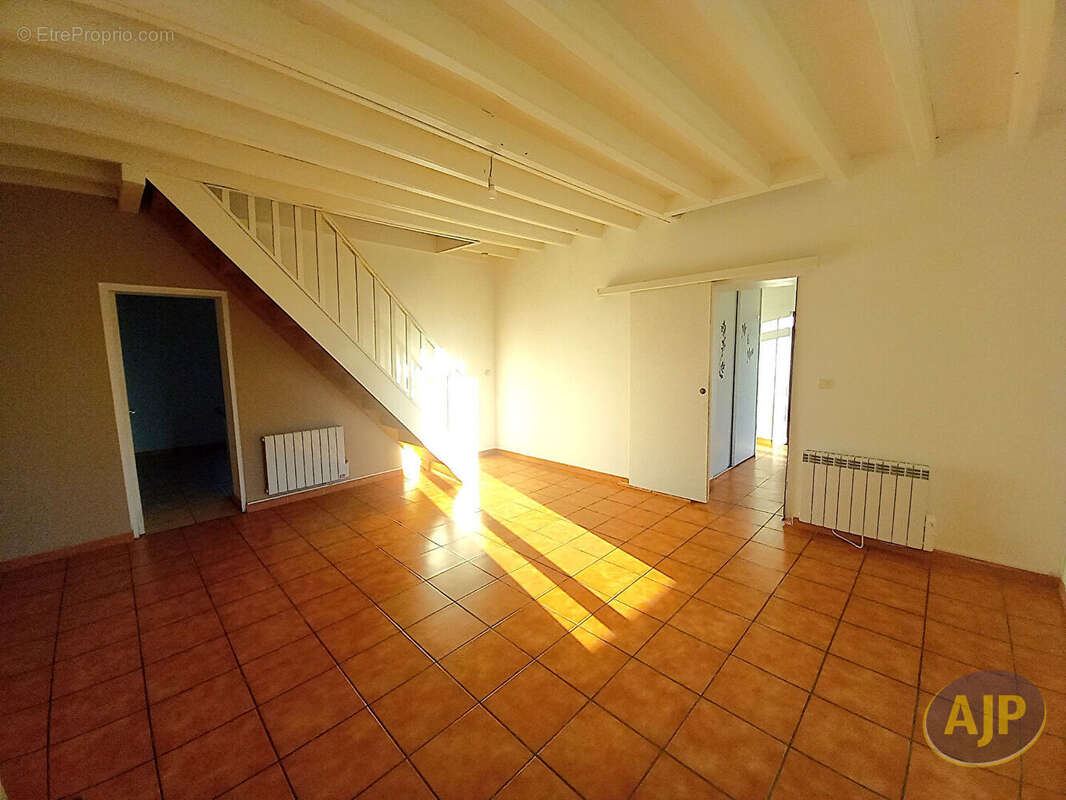 Maison à SAINT-GERMAIN-D&#039;ESTEUIL