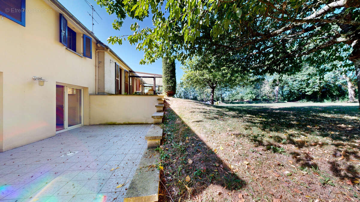 Maison familiale avec vie de plain-pied   192 m2   4 chambres   Terrain de 2 852 m2 - photo 2