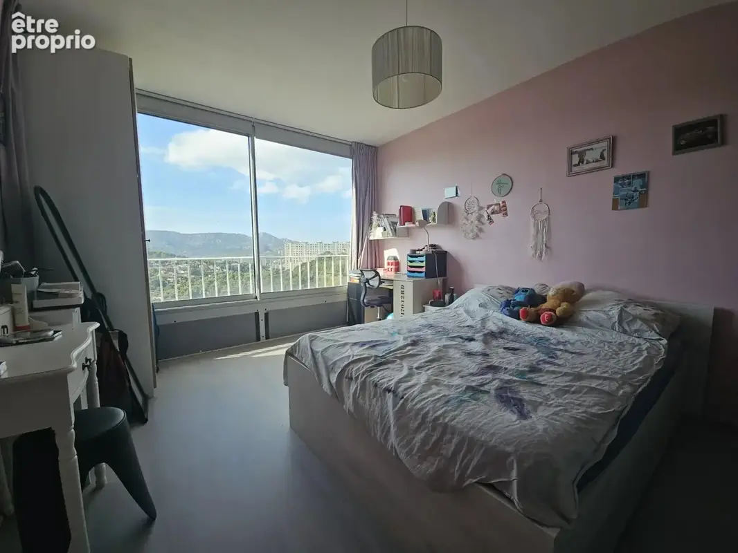 La Rouvière. Appartement T4/T5 de 86 m² en étage élevé avec triple exposition, vue mer et collines. - photo 7
