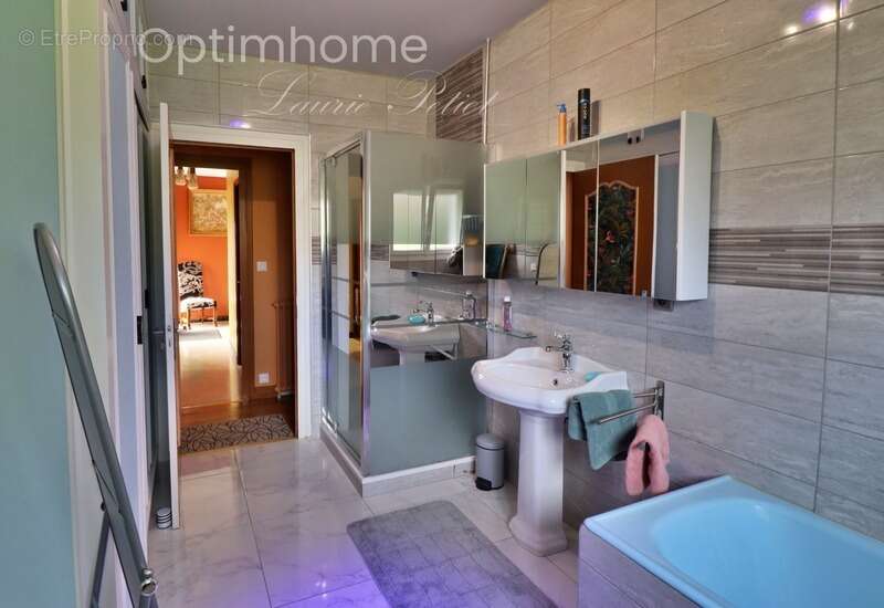 Coup de cœur - Rare à la vente ! Magnifique maison contemporaine de 225 m² avec vue sur le château - photo 13