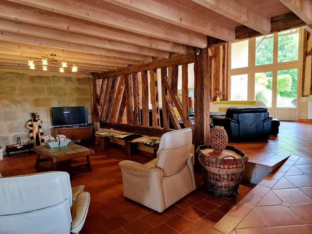 Élégante Propriété de Campagne avec Gîte et Annexe dans un Cadre Paisible - photo 9