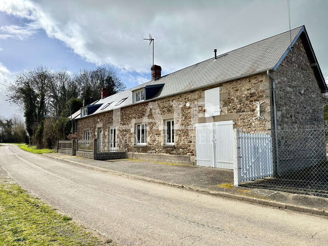 Maison à CARROUGES