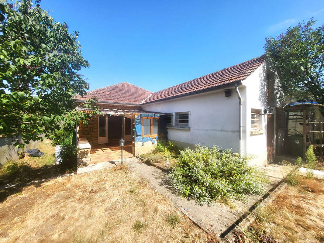 Maison individuelle de plain pied sur sous sol - 5 pièces - 3 chambres - garage - terrasse et jardin - photo 11