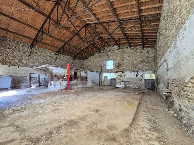 Grange agricole 170 m² avec terrain – Saint-Coutant-le-Grand 17430 - photo 3
