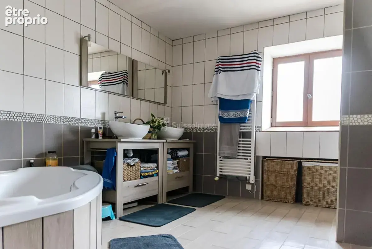 Beaux volumes pour cette maison avec agréable terrain et grande dépendance - photo 11