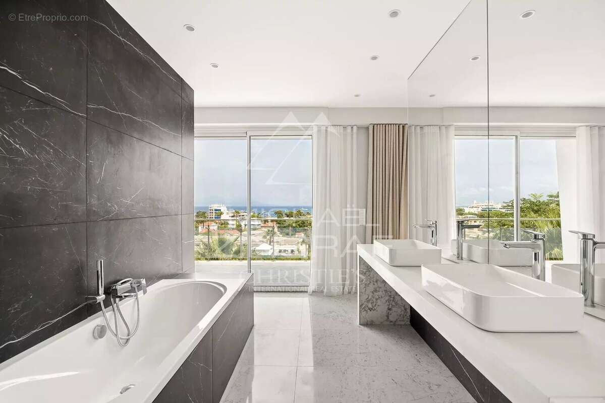Splendide villa contemporaine rénovée  de 320 m² située dans un domaine privé - photo 5