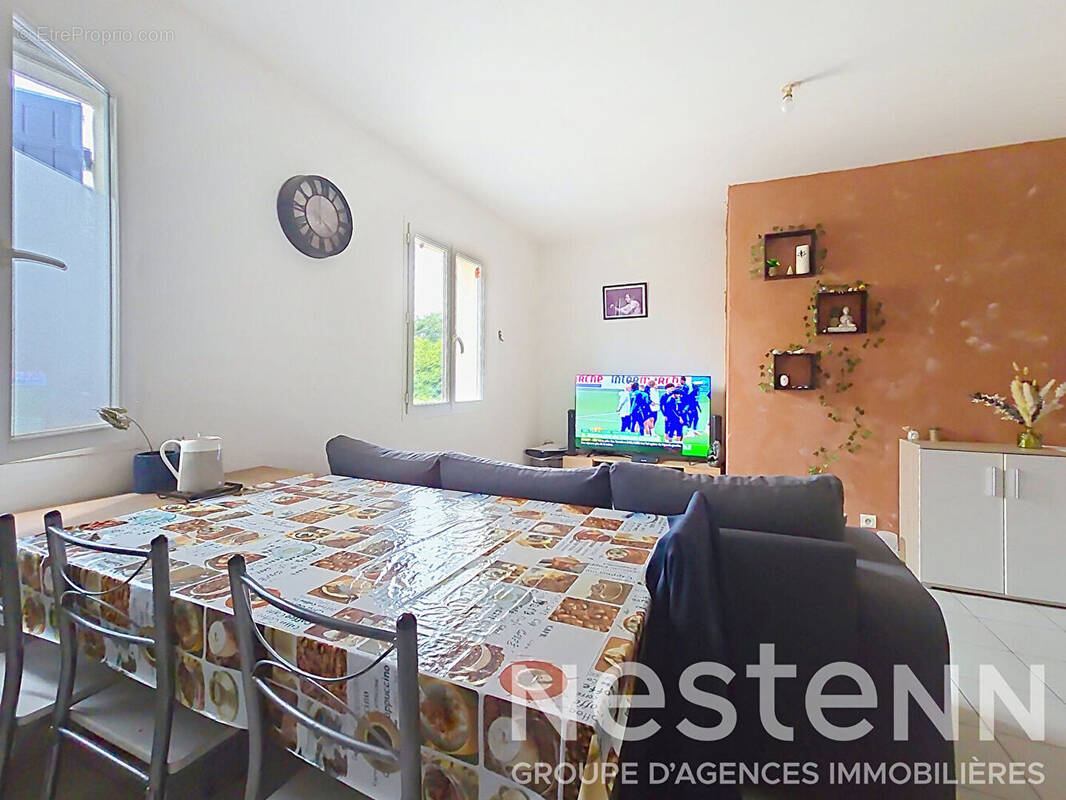 Appartement à MOURIES