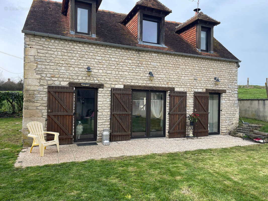 Maison à FONTAINE-LES-BASSETS