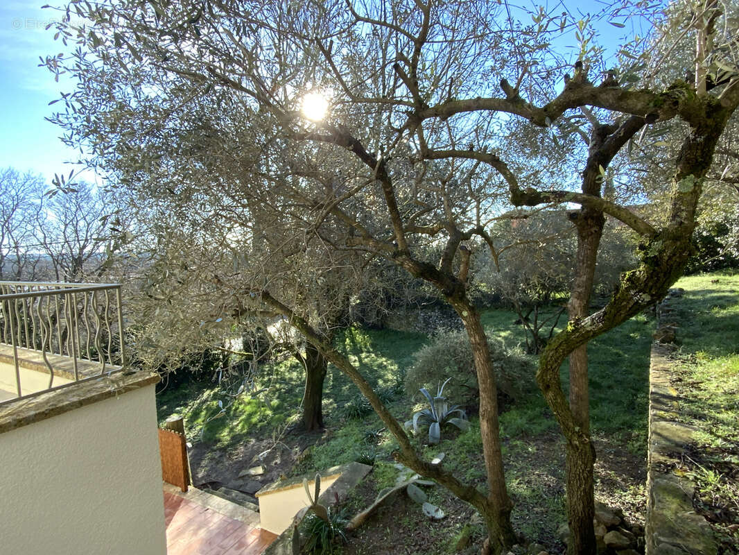 Charmante villa avec vue et terrain arboré. - photo 16