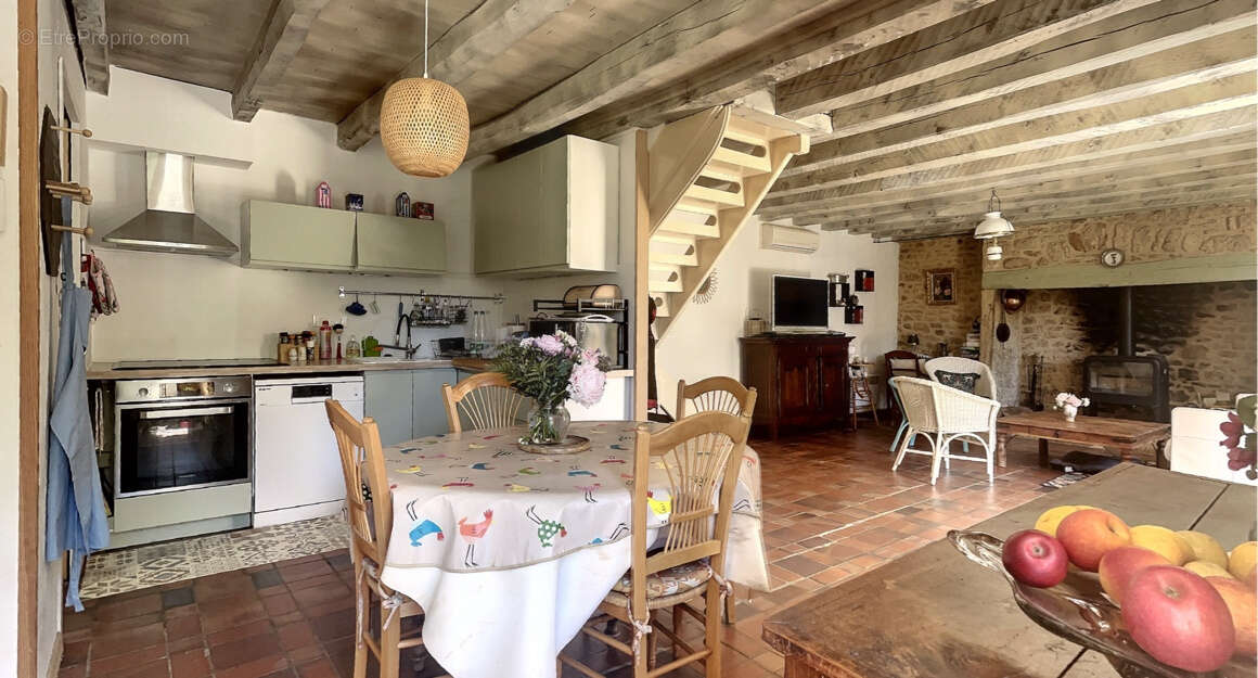 Maison à SAINT-CHAMASSY