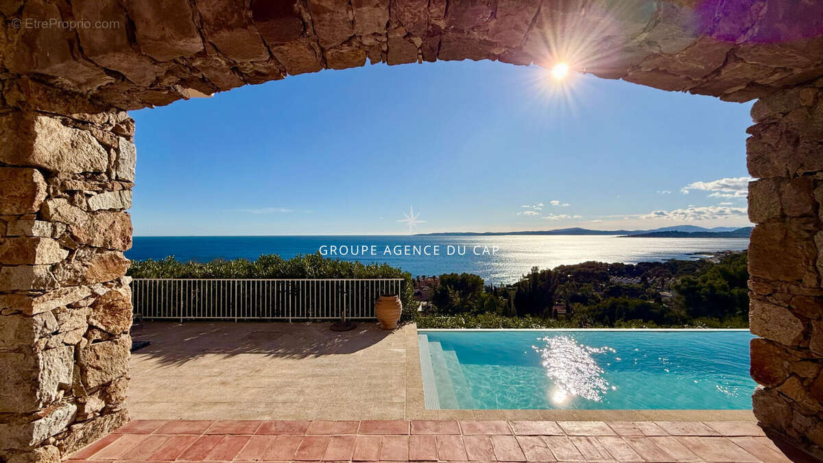 Villa provencale de charme en pierre avec piscine et garage de plus de 100 m² a pied des plages  et commerces, vue mer panoramiq - photo 4