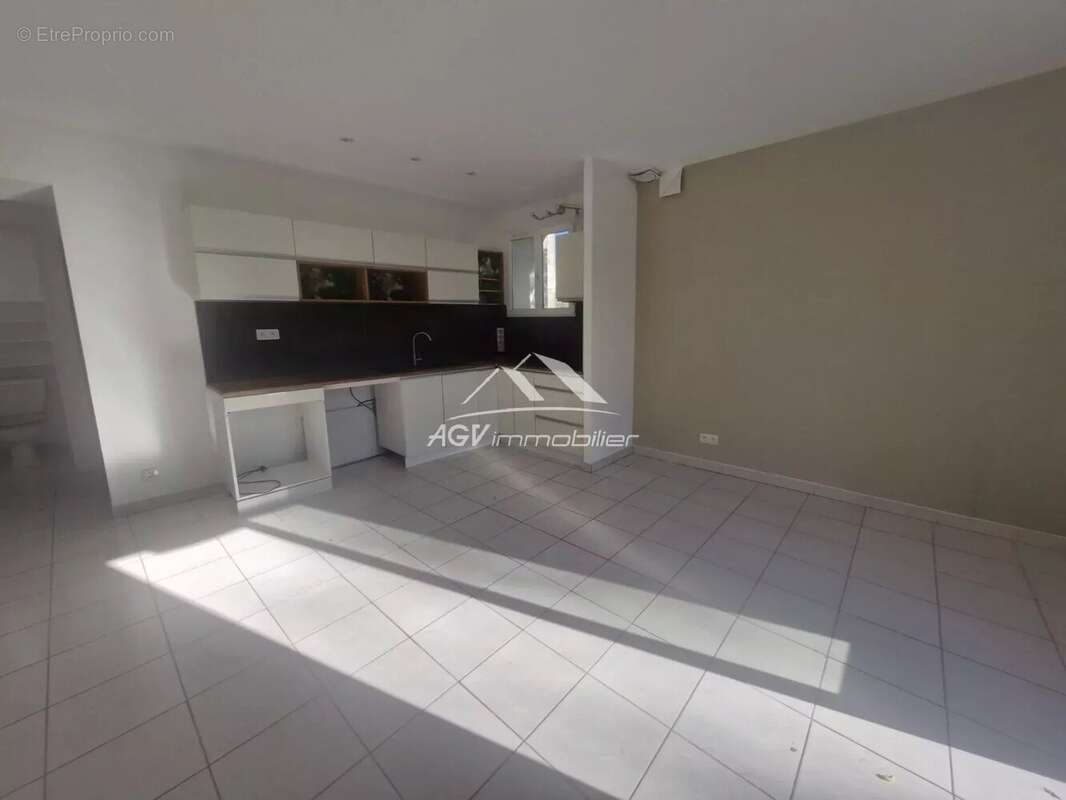 A Saint-Hilaire-De-Brethmas maison avec deux appartements, garage et jardin - photo 8