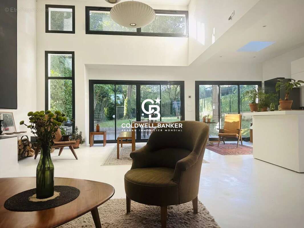 Maison à MARNES-LA-COQUETTE