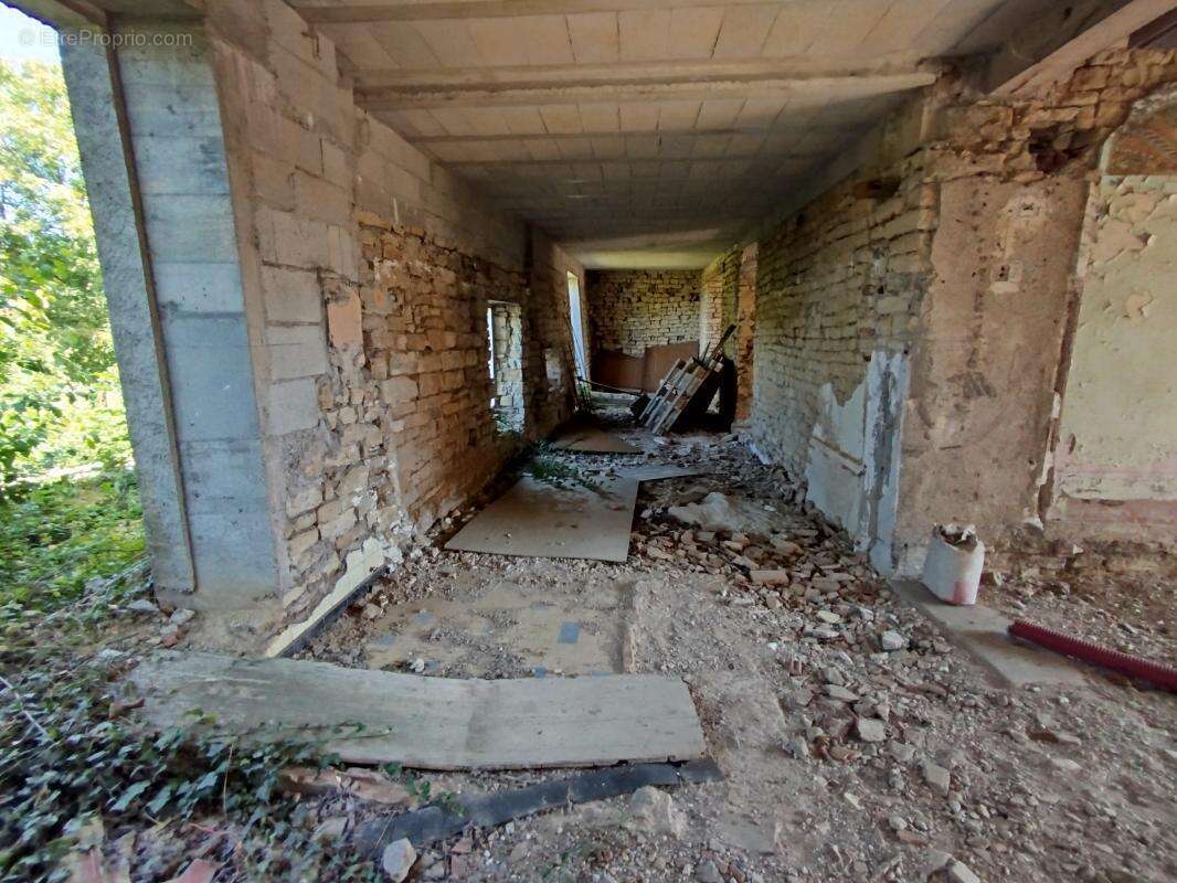 Maison en cours de construction — toiture refaite à neuf — fort potentiel - photo 11
