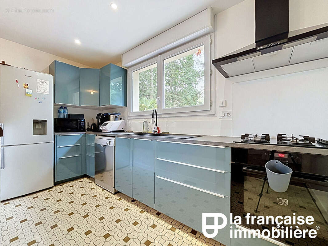 A vendre -Maison rénovée -5 chambres - terrain arboré d'environ 1 hectare - sous-sol complet - photo 5