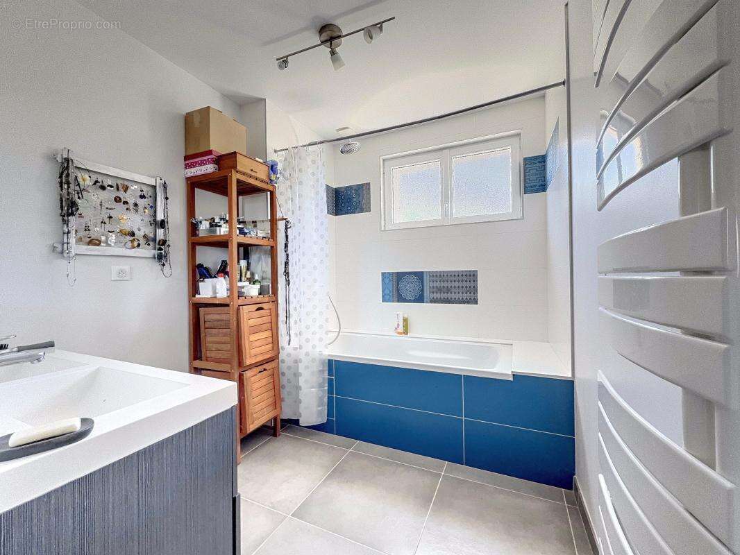 À vendre – Gevrey-Chambertin  Maison familiale entièrement rénovée de 182 m² 5 chambres - photo 7