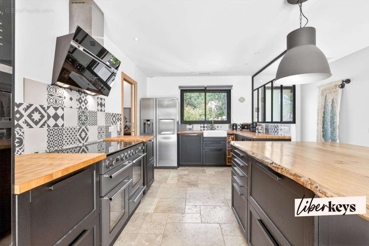 À vendre à Gordes – Élégante villa contemporaine avec piscine, garage et prestations haut de gamme - photo 5
