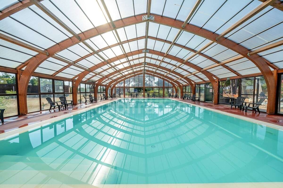 A vendre maison de vacances traversante de 31m2, dans une résidence en bord de mer avec piscines, activités et restaurant à Cast - photo 3