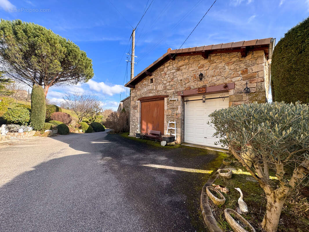 Charmante maison avec dépendances et terrain   Pélussin (42) - photo 18