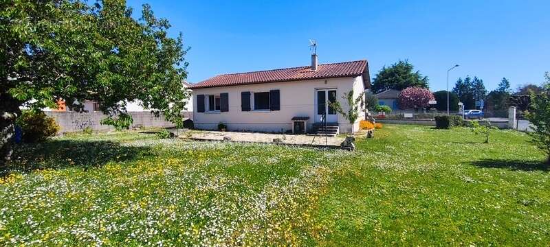 Maison à SAINT-GERMAIN-DE-LUSIGNAN