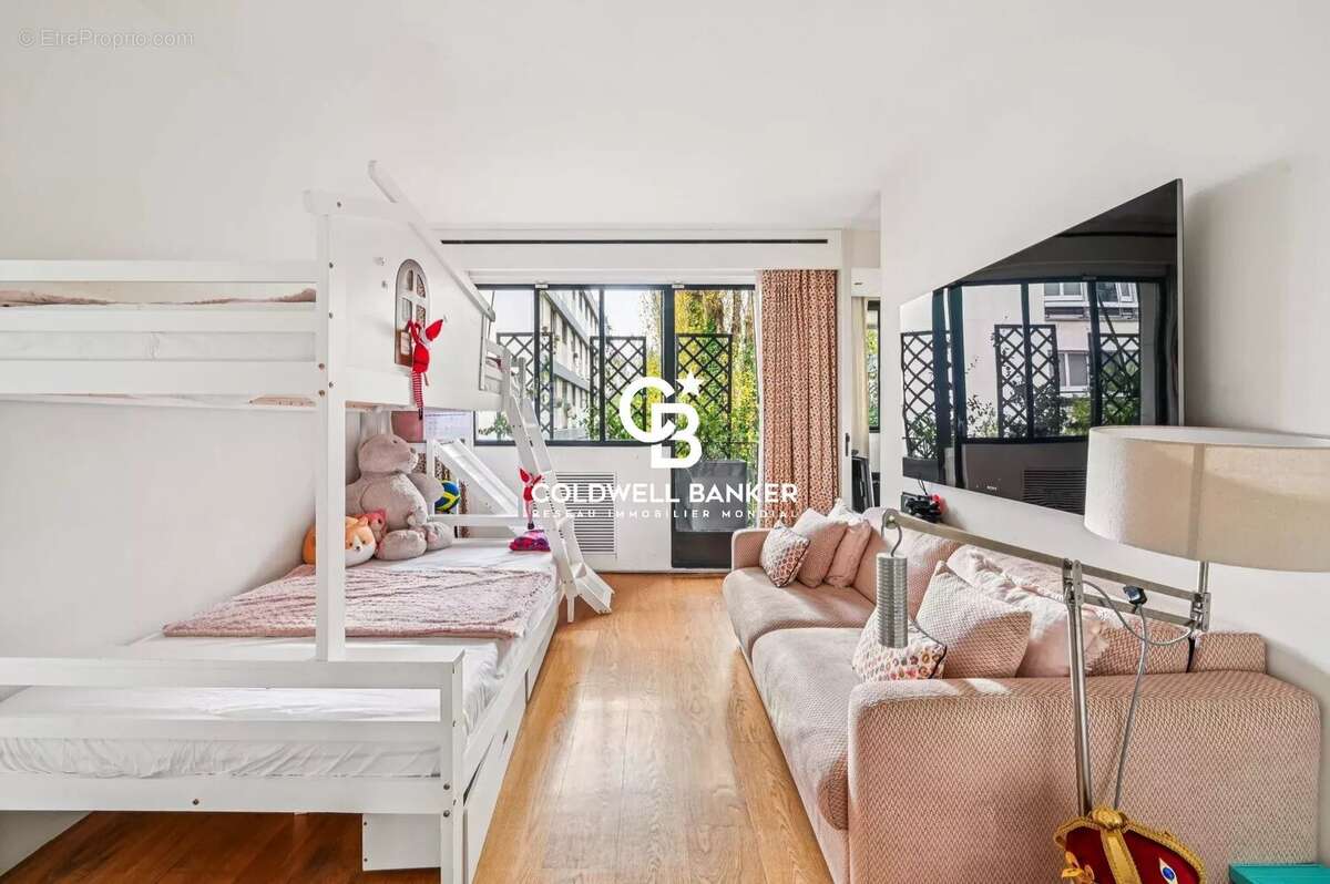 Appartement à PARIS-16E