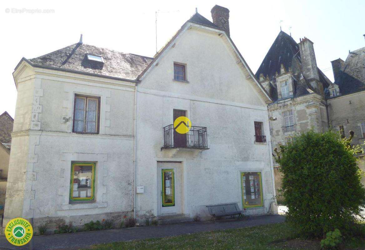 Maison à AZAY-LE-FERRON