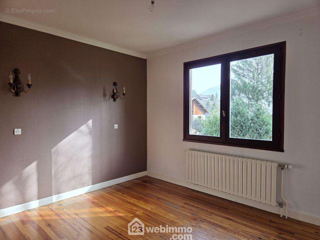 Ce niveau propose aussi une chambre de 11m² environ... - Maison à ALBERTVILLE