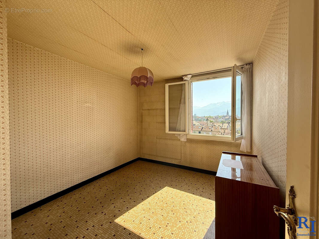 Chambre 1 : sans vis à vis - Appartement à GRENOBLE