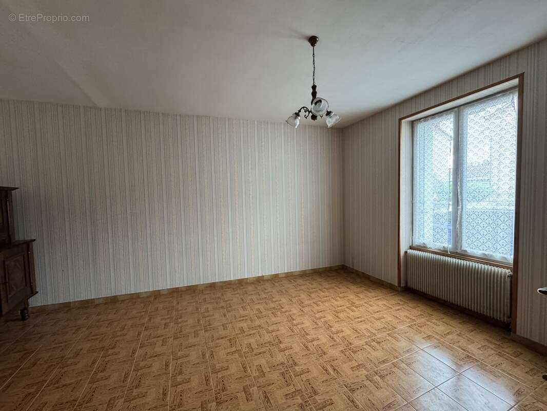 Maison à BARBEZIEUX-SAINT-HILAIRE