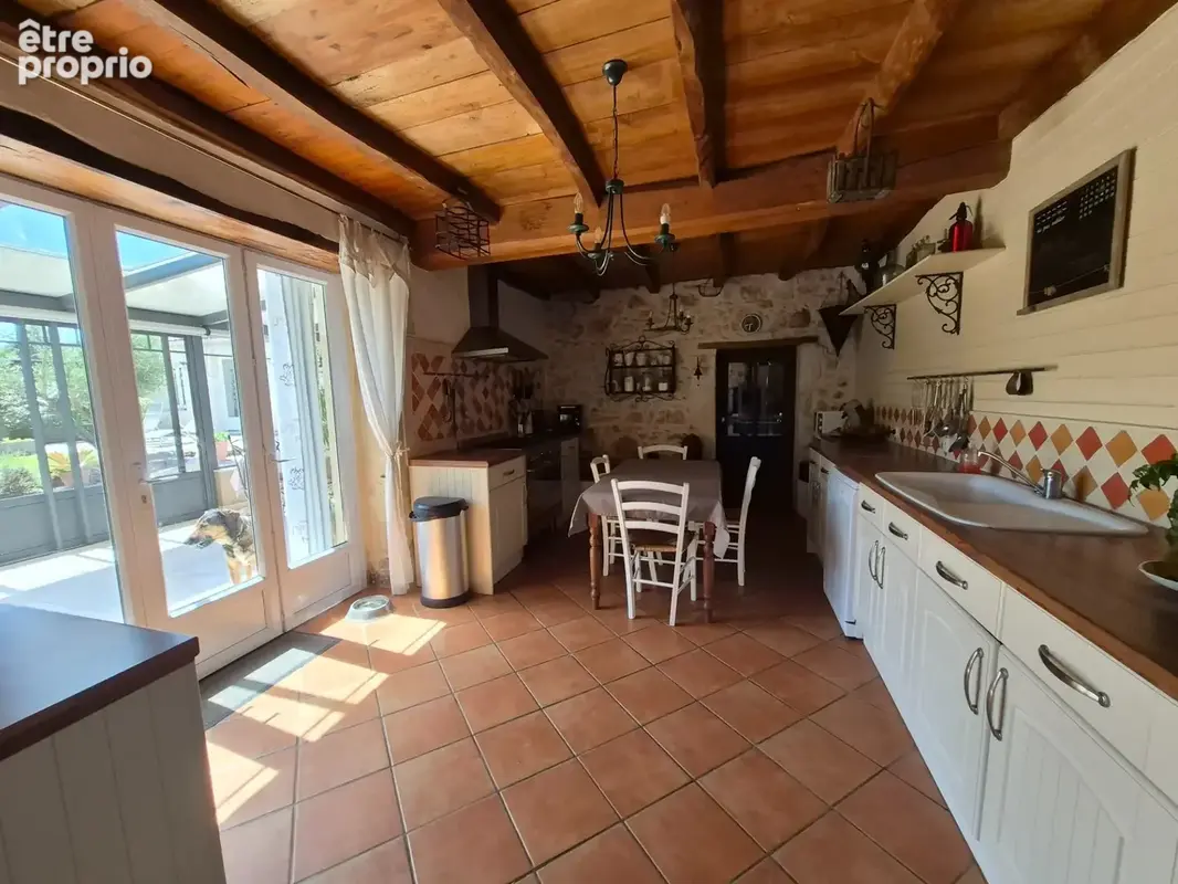 Maison avec nombreuses dépendances, studio et terrain constructible de plus de 3 000 m² - photo 3