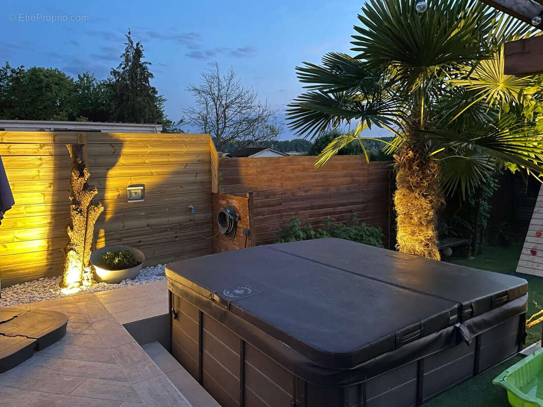 Maison 104 m² à Villeneuve-Le-Comte  - photo 2