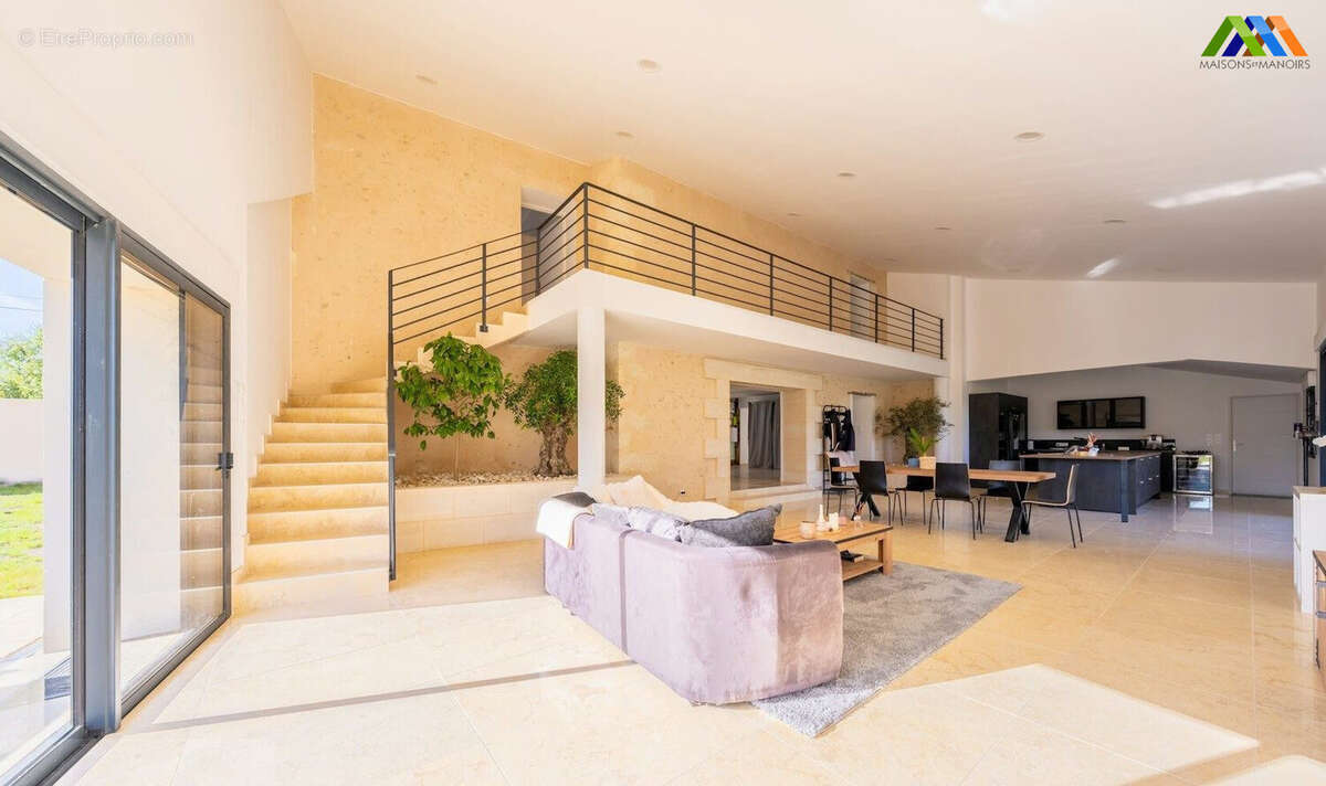 Maison 260 m² à Cars  - photo 2