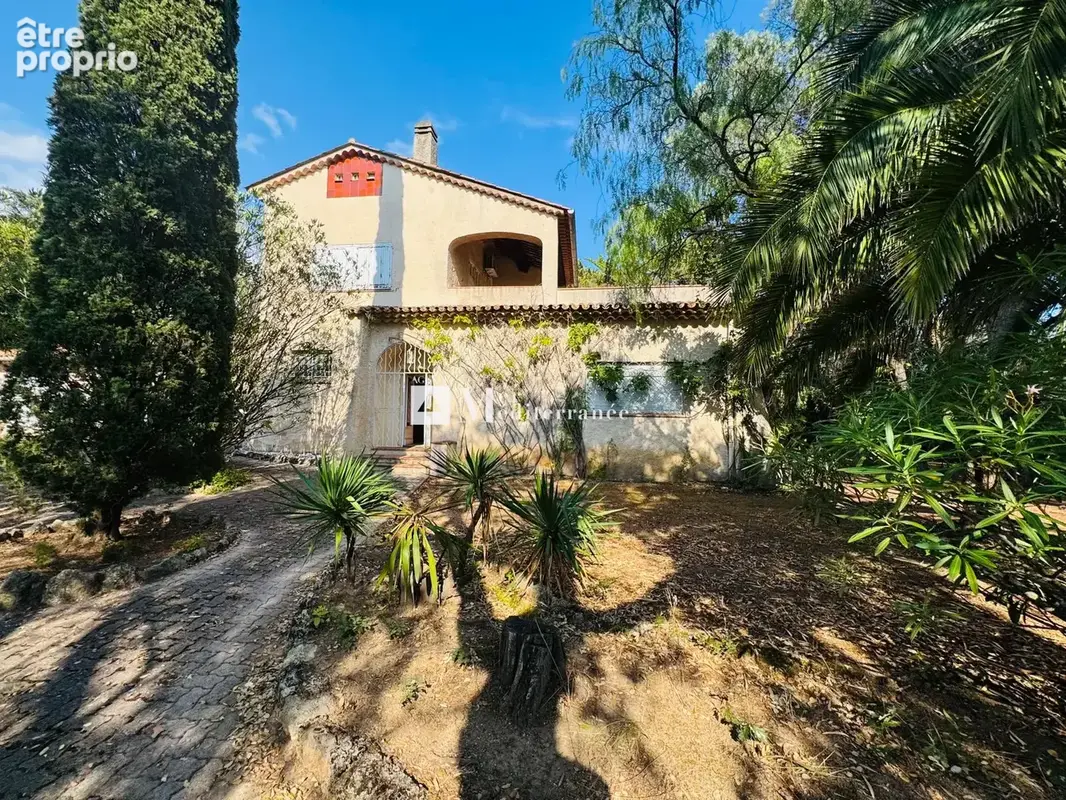 Proposé uniquement par notre agence - à vendre : maison à renover située à seulement 100 m de la plage. (83310 - photo 3