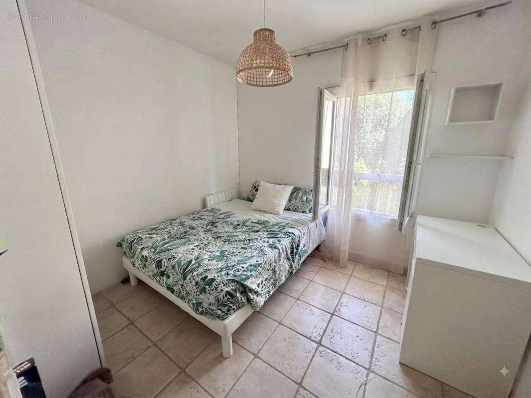 À vendre : t4 rénové de 67 m² avec parking et cave - cogolin centre-ville - photo 6