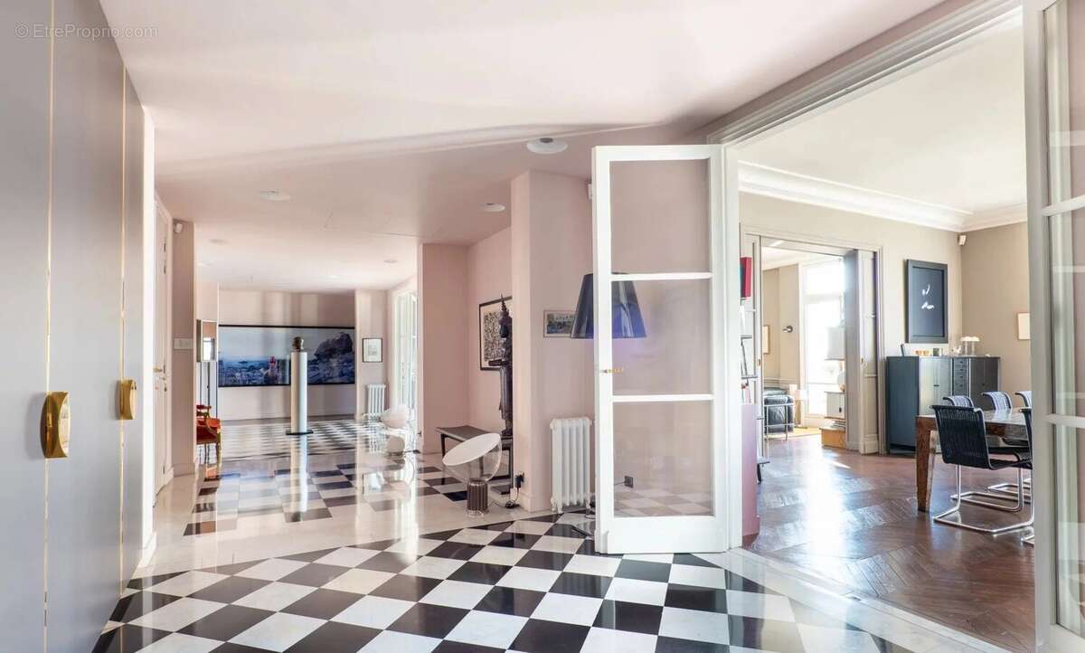 Appartement à PARIS-16E