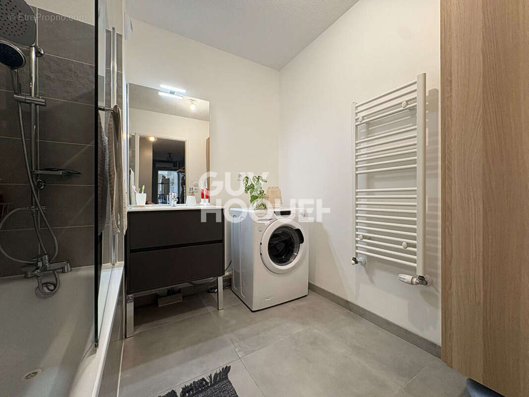 Dernier étage : T5 récent de 97 m² avec terrasse, climatisation et 2 garages - photo 14