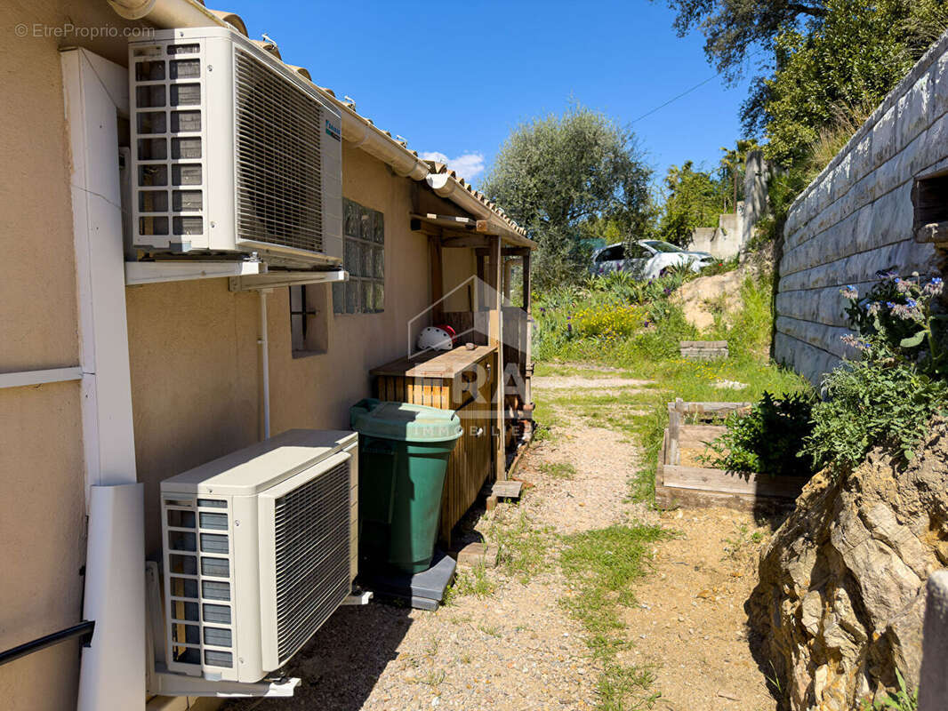 Maison à LA ROQUETTE-SUR-SIAGNE