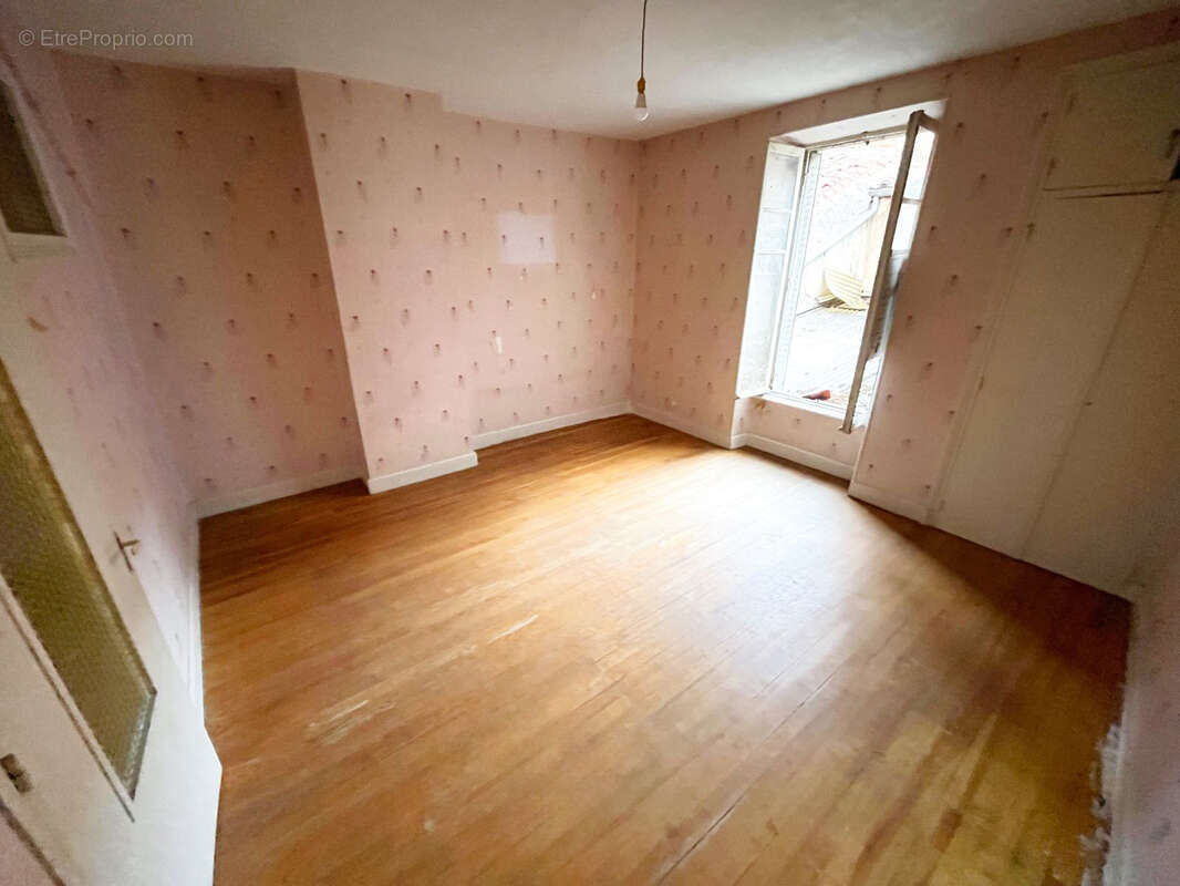 Appartement à SAINT-GERMAIN-LEMBRON