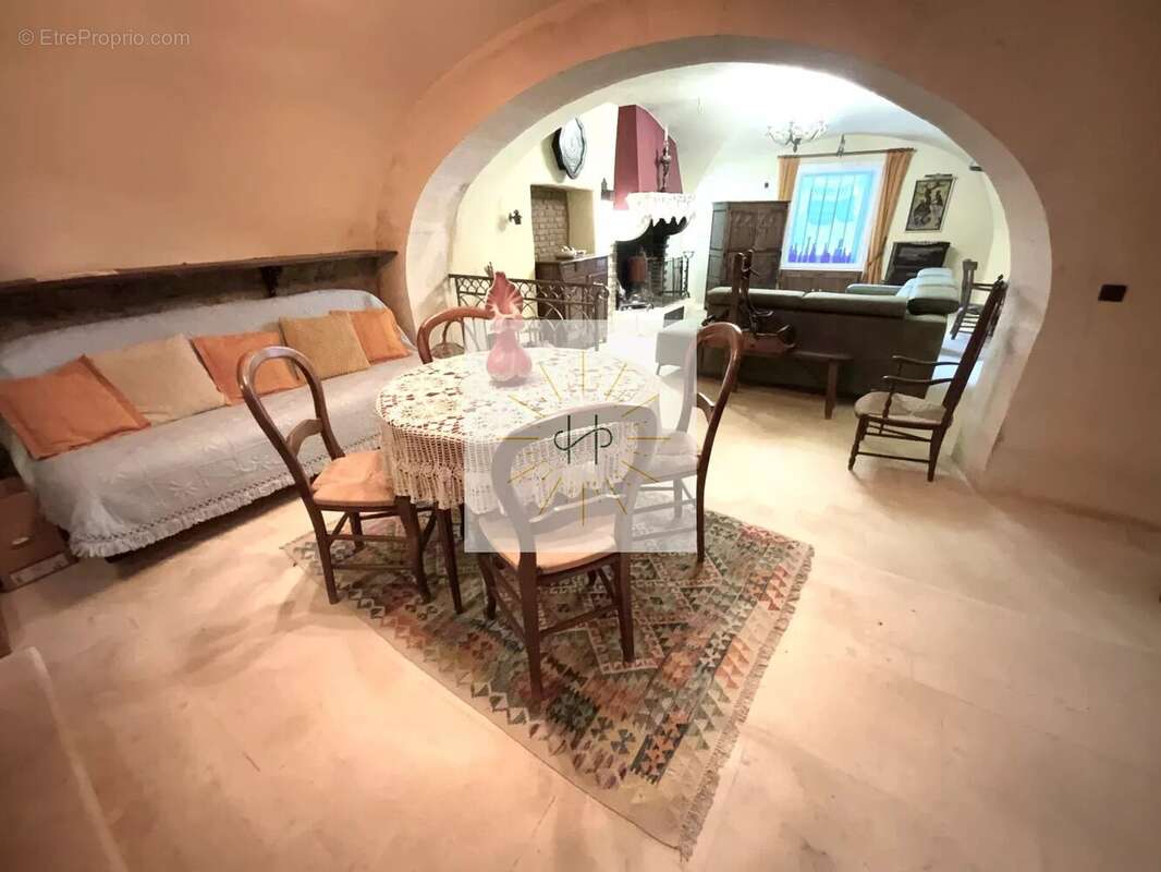 Maison à SAINT-VINCENT-DE-BARRES