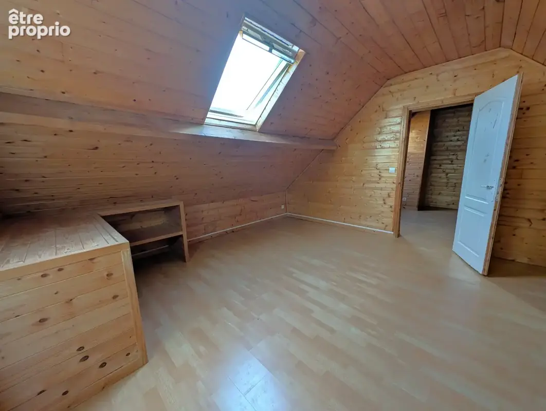 Villiers-Sur-Tholon pavillon de 225m2 habitable sur jardin de 1300m2 construit en 2007 avec 6 chambres. - photo 17