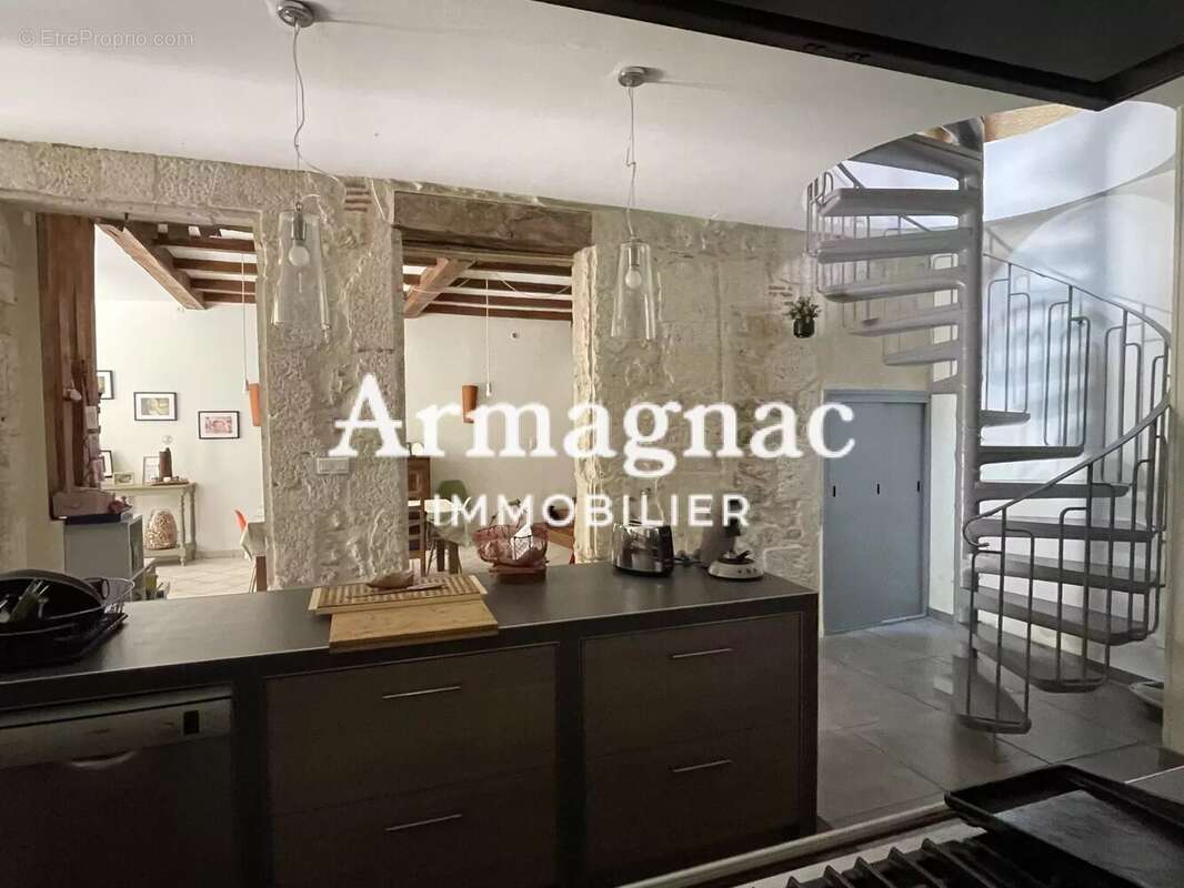 Maison à VIC-FEZENSAC