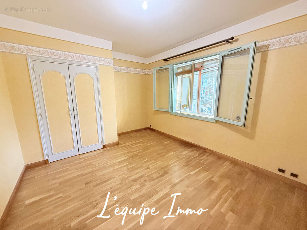 HYPER CENTRE - Maison T6 de 147 m2 - Parcelle de 747 m2- Double garage - - photo 14