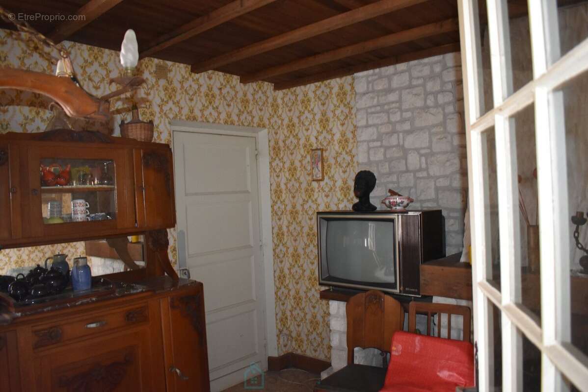 Maison plein pied de deux chambres au calme pres de la riviere a restaurer - photo 12