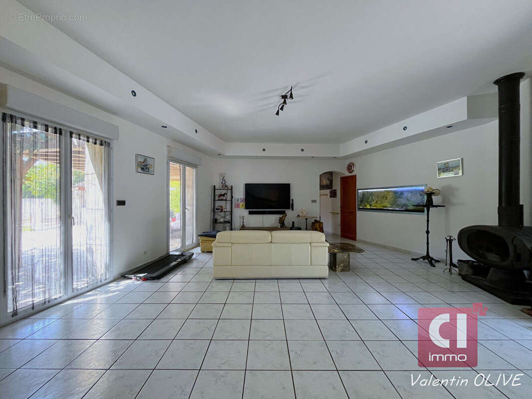 Maison La Roquebrussanne 6 pièces 190 m2 avec dépendance. - photo 4