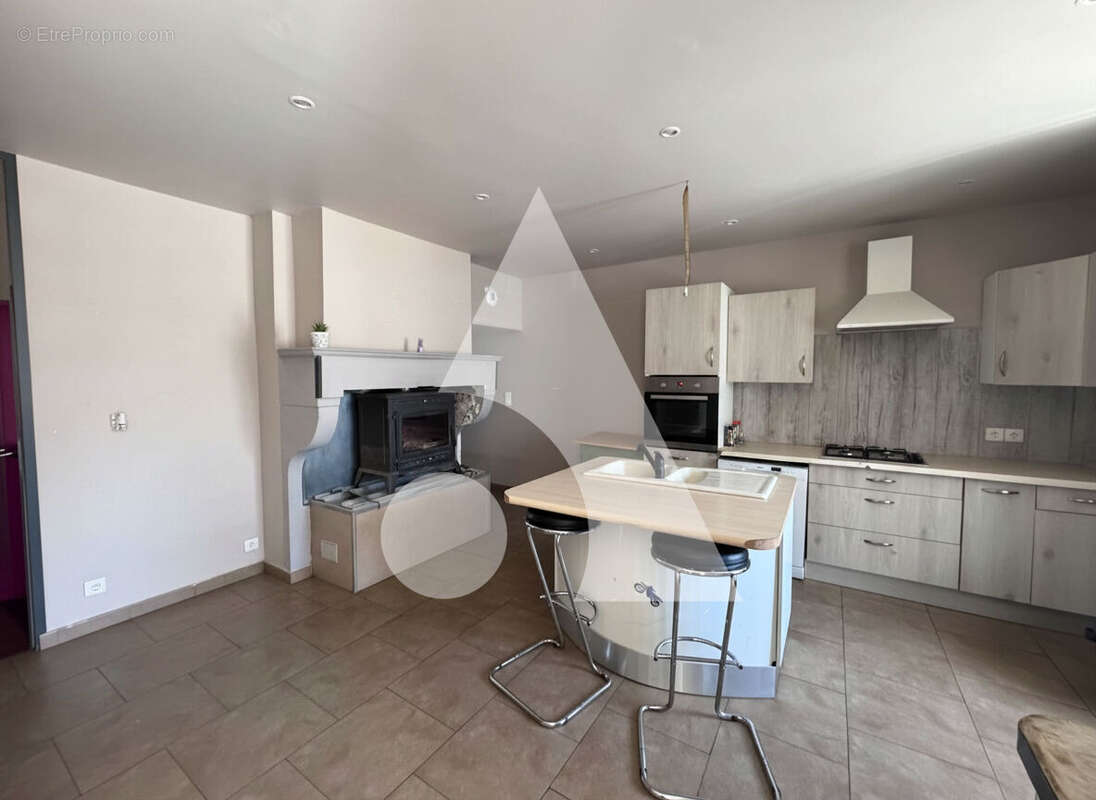 Maison avec volumes généreux et fort potentiel - Chermisey - photo 3