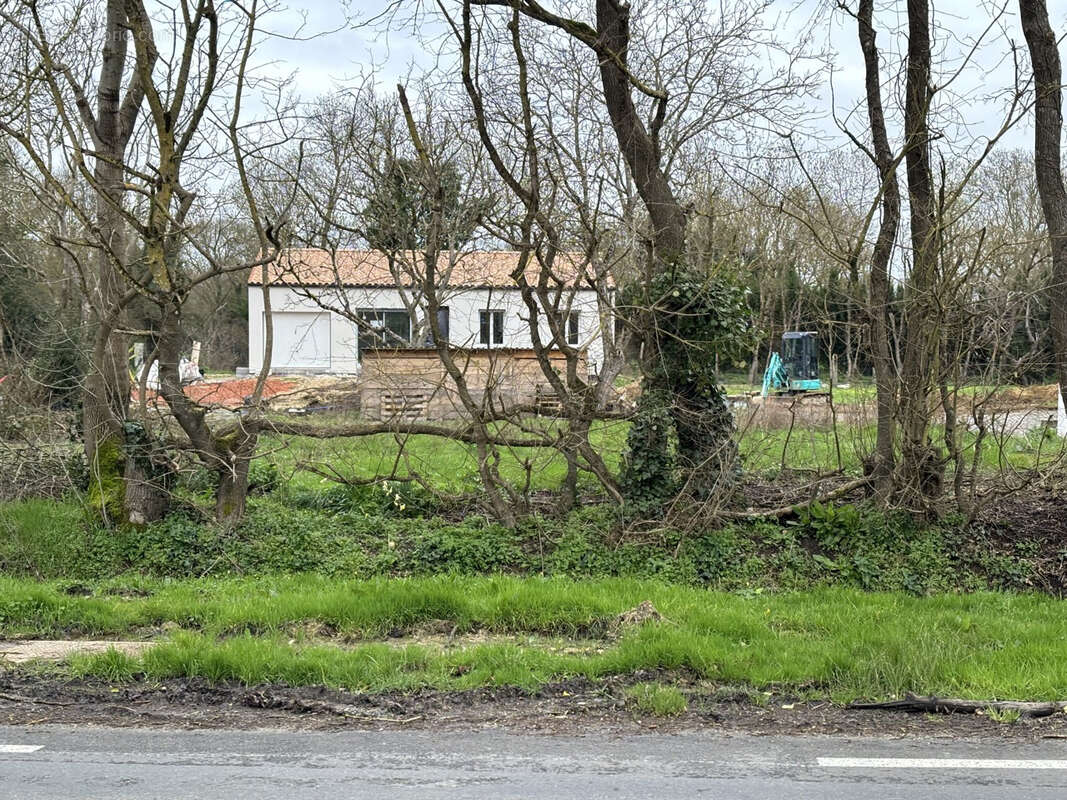 Terrain à SAINT-LAURENT-DE-LA-PREE