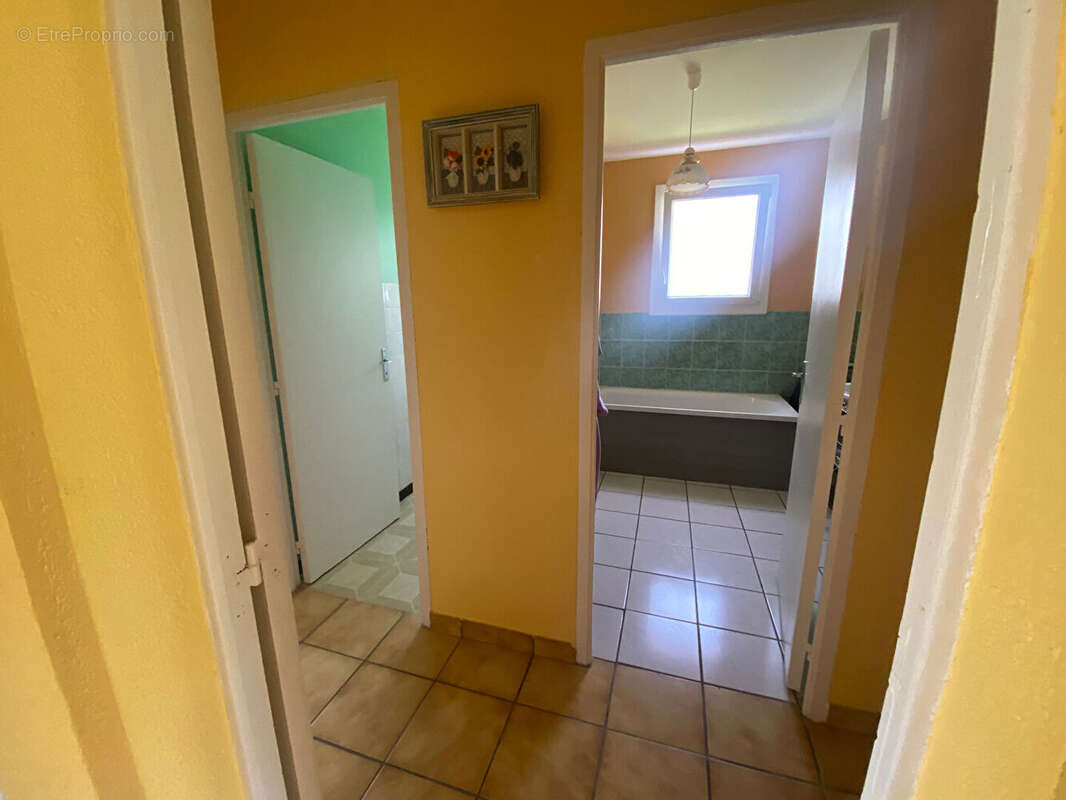 Maison à SAINT-HILAIRE-DE-CHALEONS